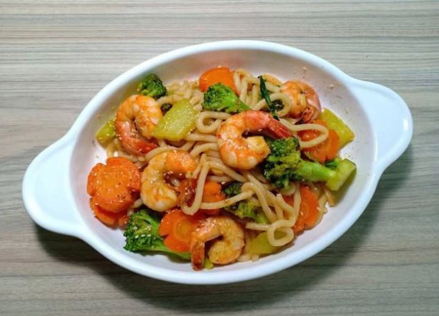 Bữa tối không muốn ăn cơm thì cứ làm ngay một đĩa mì xào: Ngon mắt ngon miệng mà nấu siêu nhanh!