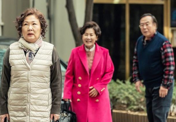 Mong ước giản đơn đến mức bị xem thường của những bà mẹ ở tuổi xế chiều: Một bữa cơm không phải để phần ai, một câu "con cần mẹ" là to tát quá ư?