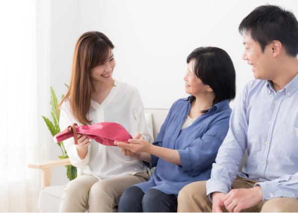 Hành động "vô lý" của mẹ chồng trong bữa cơm tối và câu chuyện không của riêng ai