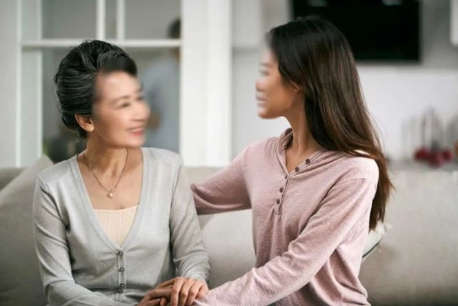 Tôi bảo mẹ chồng: "Con biếu mẹ 500 triệu để đi du lịch, bao giờ tiêu hết thì về"