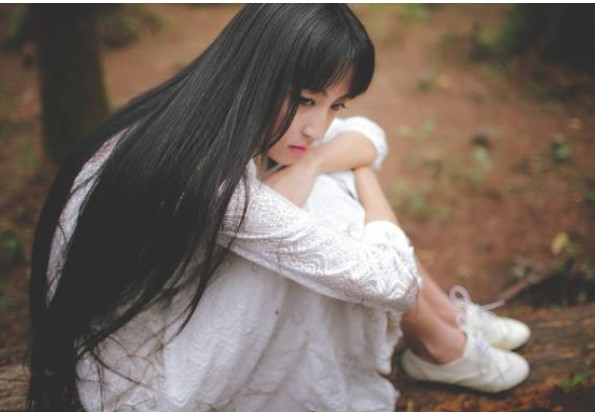 Chăm sóc mẹ chồng tàn tật gần 10 năm trời, cô gái sốc khi nghe thấy câu chuyện của mẹ chồng với chị dâu