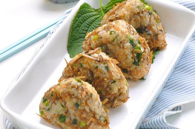 Bữa trưa đâu cần ra ngoài khi có cơm nắm vừa ngon vừa đủ chất thế này đợi sẵn!