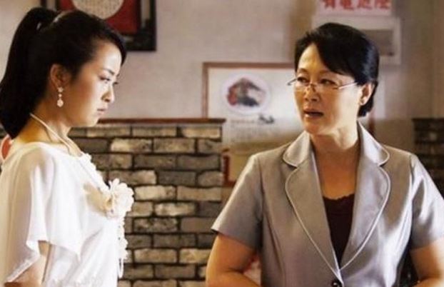 Con dâu sinh xong không đủ sữa cho bé bú, mẹ chồng nói 1 câu khiến cô tủi thân