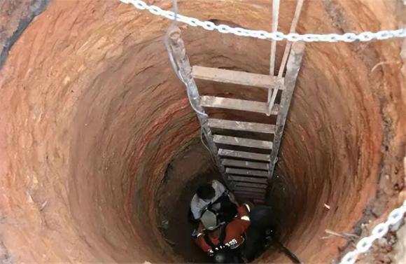 Nằm mơ thấy kho báu dưới nhà, người đàn ông quyết đào hố, không ngờ tìm thấy sông cá ngầm quý hiếm ọc lên