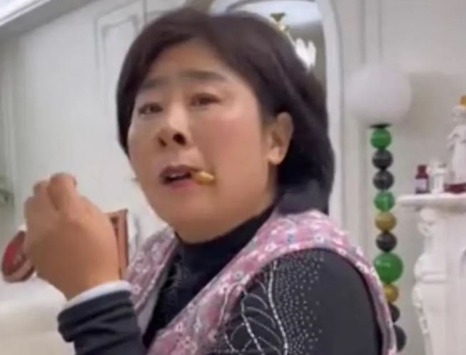 Nghe con dâu đòi ly hôn, mẹ chồng giải quyết mâu thuẫn giữa hai vợ chồng chỉ trong 3 giây