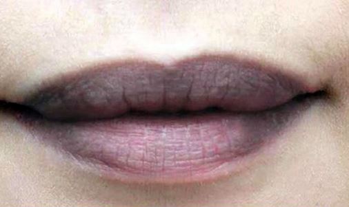 Vì sao dùng son nhiều lại thâm môi và cách khắc phục