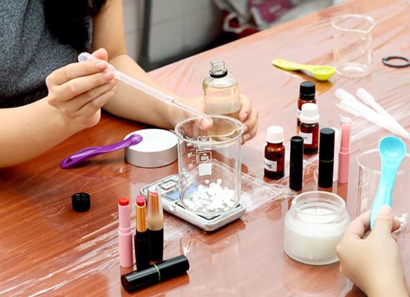 Cơ chế hình thành mụn của mỹ phẩm