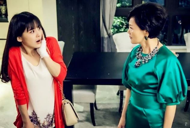 Vừa thấy con dâu mua được đống quần áo hàng hiệu xịn sò, mẹ chồng đã tát cô 'cháy má' vì nghi lấy trộm tiền