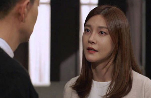 Suốt 5 năm vất vả chăm sóc mẹ chồng nằm liệt giường, bà vừa mất thì chồng "trở mặt" luôn với tôi