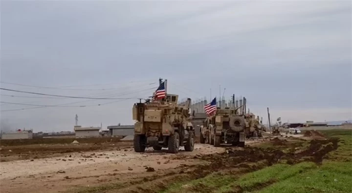 Đoàn xe quân sự của Mỹ di chuyển ở khu vực Đông Bắc Syria. (Ảnh: Reuters)