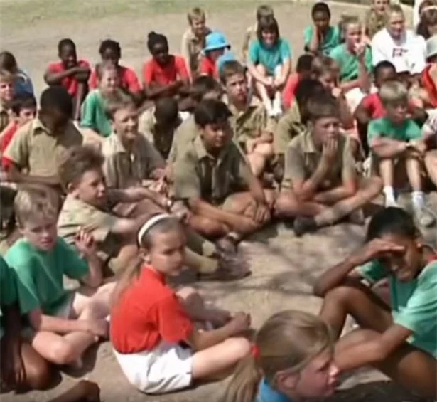 Bí ẩn chưa có lời giải: 62 đứa trẻ tại Zimbabwe tuyên bố nhìn thấy UFO ở sân trường - Ảnh 2.