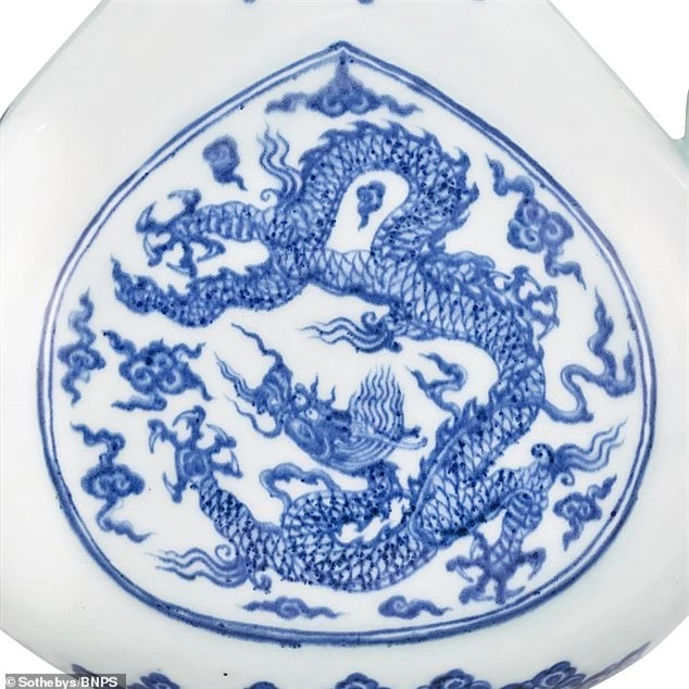 Bình trà 600 năm tuổi của hoàng đế nhà Minh được bán với giá cao bất ngờ - 2
