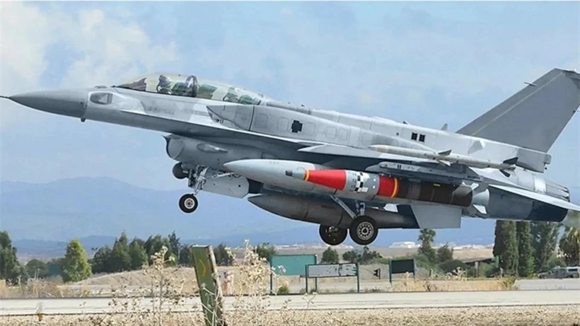 Hình ảnh công khai duy nhất về tên lửa ROCK đang được mang bởi tiêm kích F-16.