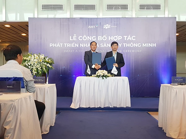Ông Đỗ Trọng Hậu (phải) và ông Nguyễn Tuấn Phương đại diện ký kết hợp tác giữa AHT và FPT Software chiều 22/4.