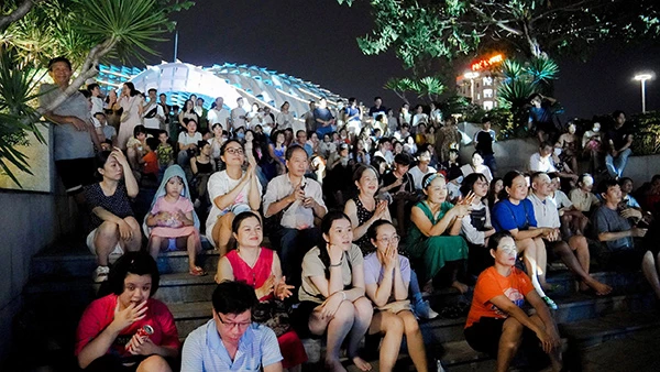Đông đảo người dân và du khách đến thưởng thức đêm nhạc “Sing With Me” số 10Công viên 