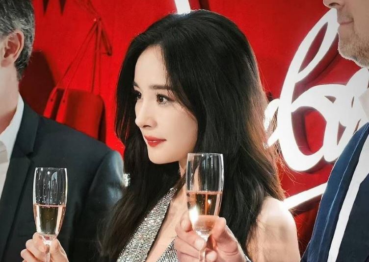 D&#x1B0;&#x1A1;ng M&#x1ECB;ch &#x111;&#x1EB9;p l&#x1EA5;p l&#xE1;nh t&#x1EA1;i s&#x1EF1; ki&#x1EC7;n Christian Louboutin, s&#x1EAF;c v&#xF3;c &#x111;&#x1EA1;i m&#x1EF9; n&#x1EEF; U40 qua cam th&#x1B0;&#x1EDD;ng v&#x1EAB;n &#x111;&#x1EC9;nh kh&#xF3; ch&#xEA;