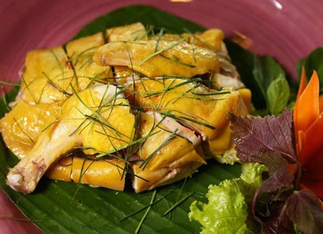 Cách làm gà hấp lá chanh muối hột thơm ngon chuẩn vị