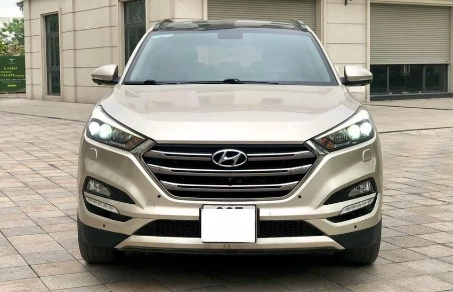 Lăn bánh 7 năm, Hyundai Tucson cũ trượt giá ngang một chiếc Accent 'đập hộp'
