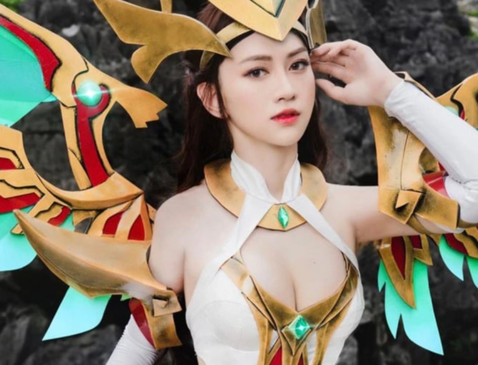 Nhìn lại loạt ảnh cosplay tướng game cực "khét" của Lê Bống trong quá khứ