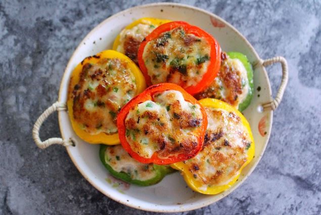 Món ngon mỗi ngày: Cách làm chả mực nhồi ớt chuông vừa ngon vừa đẹp