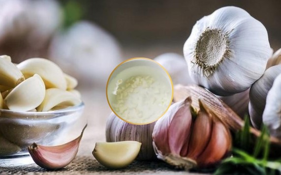 Ném tỏi vào chậu hoa, hoa và cây sẽ phát triển tốt bời, những chồi mới sẽ mọc lên tươi tốt và hoa ùa ra nở rộ