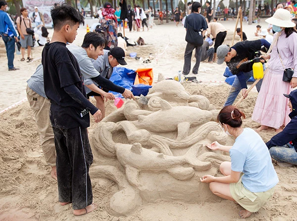 Cuộc thi đắp tượng cát nghệ thuật trong chương trình khai trương mùa du lịch biển Đà Nẵngluôn thu hút đông đảo người dân và du khách.