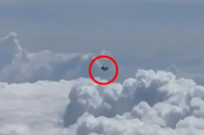 Hành khách trên máy bay ghi lại cận cảnh UFO hình kim cương
