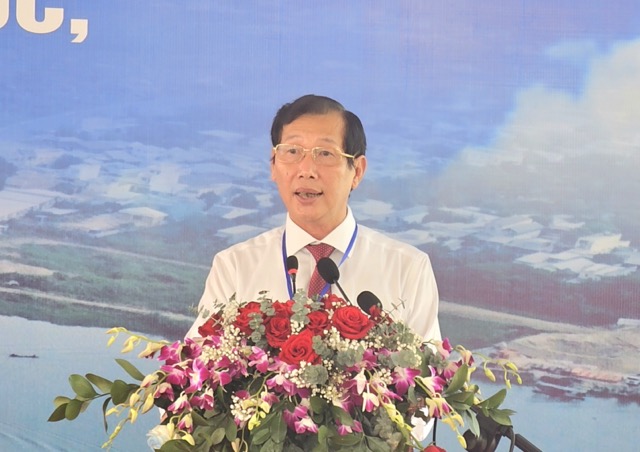 Thông xe cầu Châu Đốc bắc qua sông Hậu