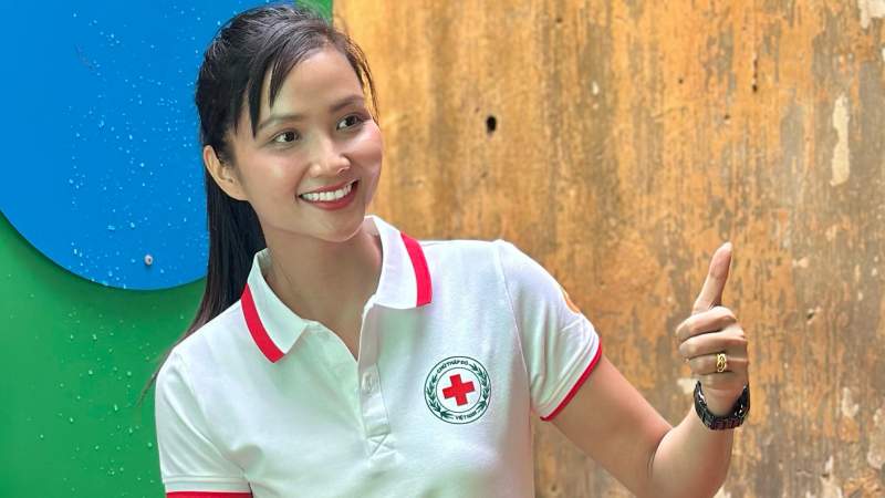 Hoa hậu H’Hen Niê vào bếp nấu ăn cho học sinh tại Điện Biên