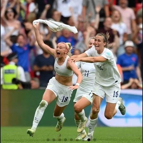 Tài năng của Kelly cũng không kém. Cô ghi bàn thắng quyết định trong trận chung kết giúp tuyển Anh vô địch Euro 2022.