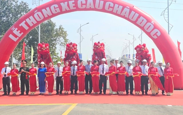 Nghi thức thông xe cầu Châu Đốc.