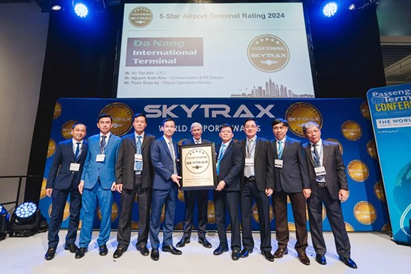 Nhà ga quốc tế T2 sân bay Đà Nẵng được trao chứng chỉ xếp hạng 5 sao Skytrax tại Đức. Ảnh: AHT