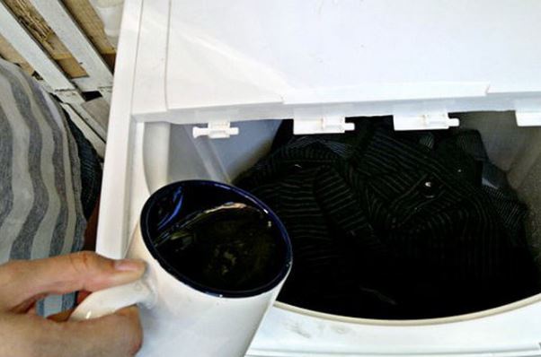 Đổ cafe vào máy giặt: Bạn đã biết mẹo hay này chưa?