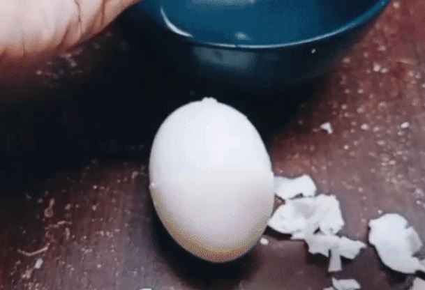Phân biệt trứng sống - trứng chín bằng một mẹo siêu hay, chắc chắn nhiều chị em chưa biết cách này!