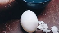Phân biệt trứng sống - trứng chín bằng một mẹo siêu hay, chắc chắn nhiều chị em chưa biết cách này!