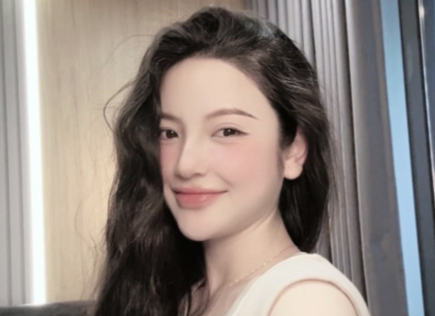 Nhan sắc thay đổi rõ rệt của Chu Thanh Huyền khi mang bầu, diện túi hiệu Quang Hải tặng đi ăn