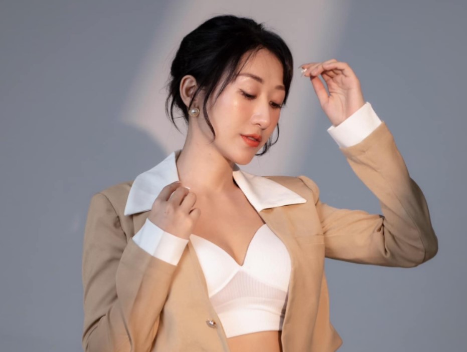 Cô giáo tiếng Anh xinh đẹp gây "sốt" MXH nói gì khi bị nhận xét trang phục giảng dạy không phù hợp?