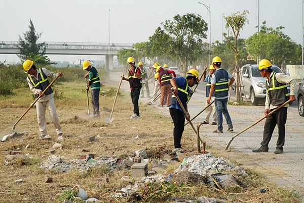 Công nhân dọn dẹp vệ sinh, tạo mặt bằng thi công công trình.