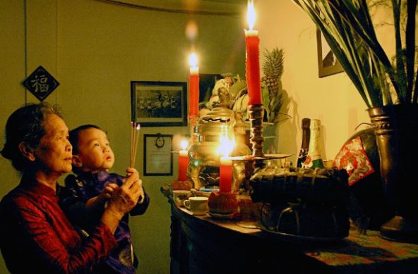 Cách lau dọn bàn thờ để không tán lộc, động tài ai cũng nên biết