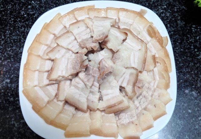 Mách chị em cách luộc thịt ba chỉ không cần dùng nước cực đơn giản, nhanh gọn