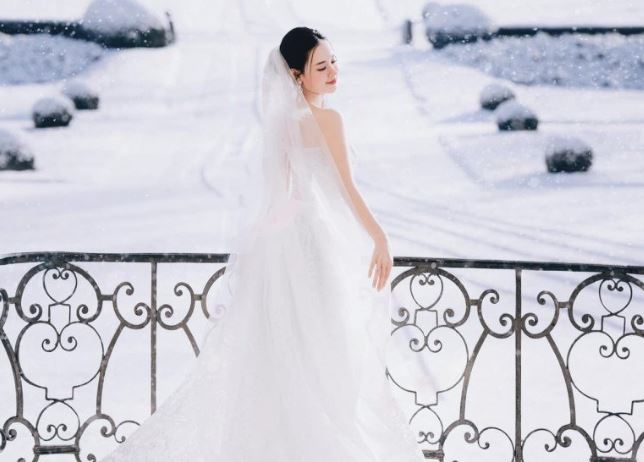 Ý nghĩa đặc biệt của chiếc váy cưới trắng tinh khôi mà cô dâu Midu diện cạnh chồng giấu mặt