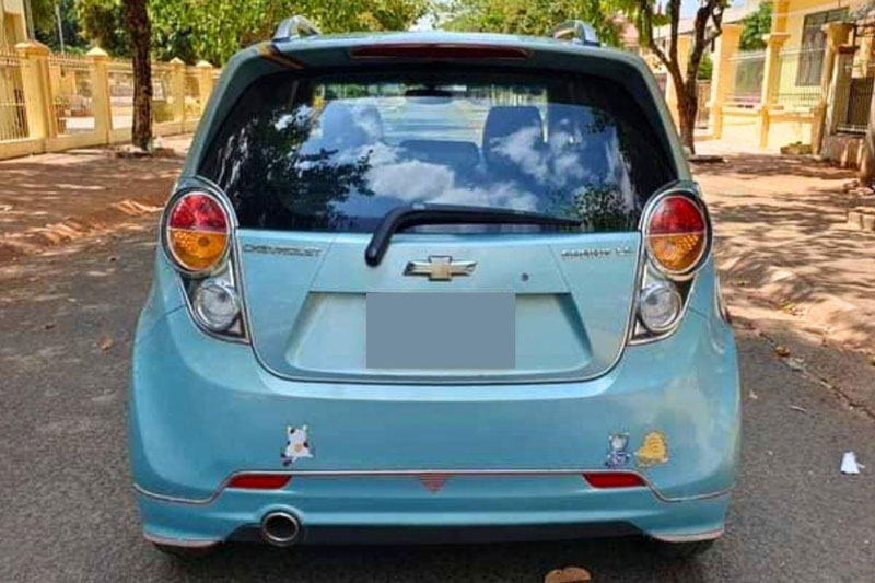 S&#x1EED; d&#x1EE5;ng h&#x1A1;n 1 th&#x1EAD;p k&#x1EF7;, Chevrolet Spark rao b&#xE1;n v&#x1EDB;i gi&#xE1; ch&#x1EC9; ngang xe m&#xE1;y