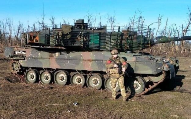 Nga kéo 'chiến lợi phẩm' xe tăng Leopard 2 Ukraine khỏi vùng chiến sự