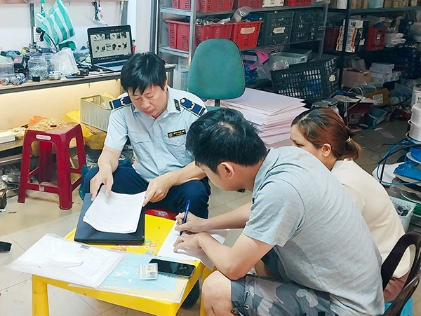 Đội QLTT số 5 (Cục QLTT Đà Nẵng) lập biên bản xử lý các hộ kinh doanh trên địa bàn quận Liên Chiểu vi phạm trong lĩnh vực thương mại điện tử.