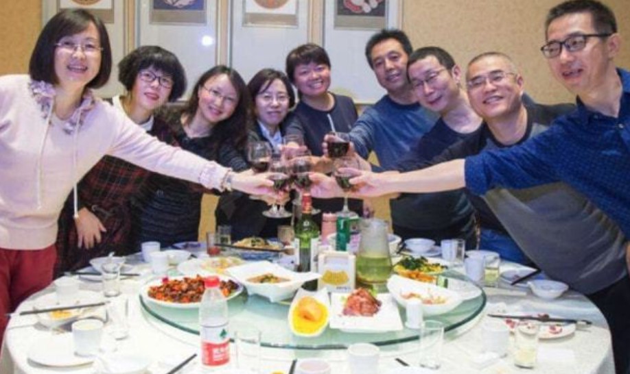 "Trong buổi họp lớp, tôi bị bạn bè cười nhạo lương thấp, đến khi con trai tôi đến đón, ai nấy yên lặng xấu hổ"