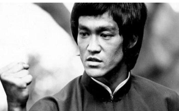 Ông là người kế vị quan trọng nhất của Lý Tiểu Long, có điều kiện tốt hơn Thành Long nhưng cả đời chỉ đóng vai phụ