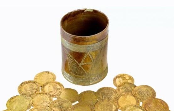 Sửa bếp, cặp vợ chồng đào được kho báu dưới sàn nhà