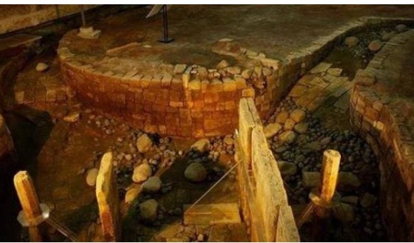 Công nhân vô tình làm rơi mũi khoan thép nhưng đã phá được một ngôi mộ cổ, và bí ẩn lần lượt xuất hiện trong quá trình khai quật