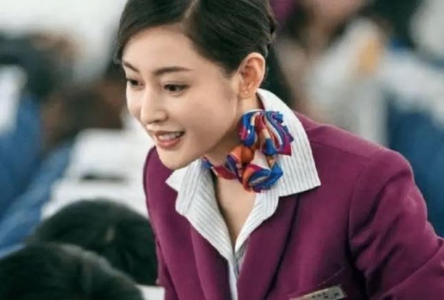 Bí mật về chiếc khăn lụa quanh cổ của nữ tiếp viên khi đi máy bay? Vô cùng hữu ích, có thể cứu người?
