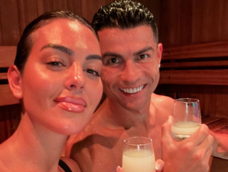 Ronaldo đi du lịch sang chảnh cùng gia đình giữa án treo giò, tham gia một trò chơi quen thuộc với trẻ em Việt Nam